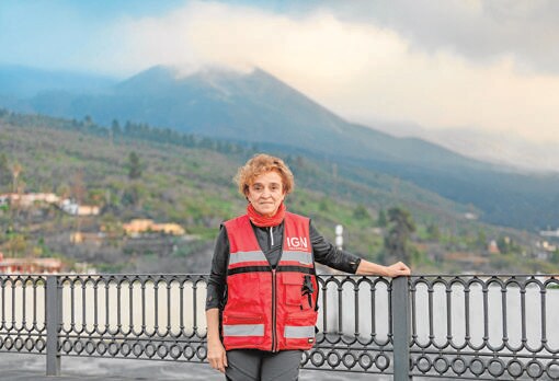 Maria José Blanco posa con el volcán detrás en el mirado de Tajuya