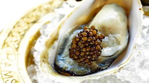 Tapa de ostra rusa con caviar