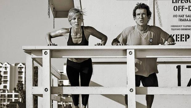 Elsa Pataky junto a Fernando Sartorius, autores de dos libros 'Intensidad Max' y 'Desafío Max'