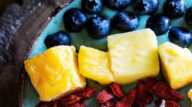 Smoothie bowl de espirulina Azul, servido en un bowl de coco