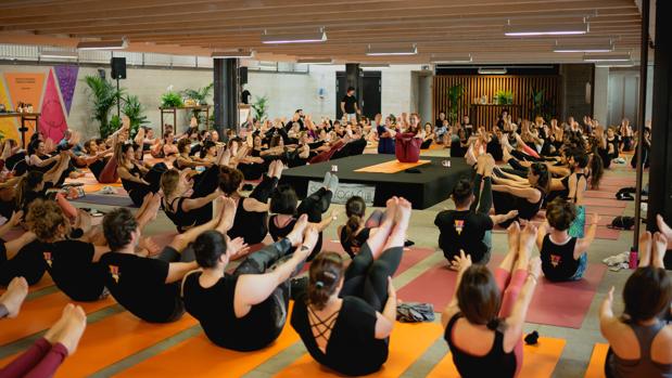Sesión de yoga y kombucha en el Coam de Madrid.
