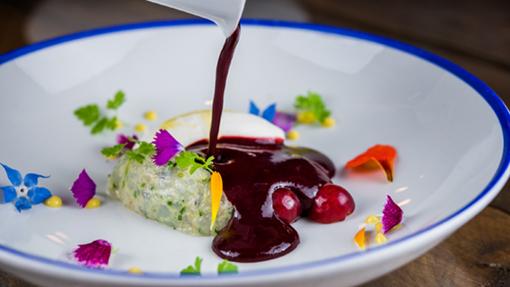 Gazpacho de cerezas con tartar de langostinos y helado de jengibre de Bacira