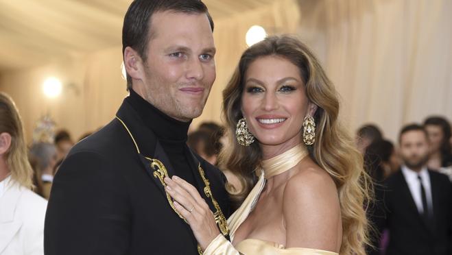 Tom Brady de Versace con traje y cuello alto Tom Brady de Versace con traje y cuello alto