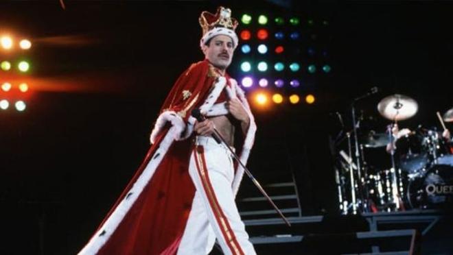 pub viceversa Amasar Los looks de Freddie Mercury que marcaron historia