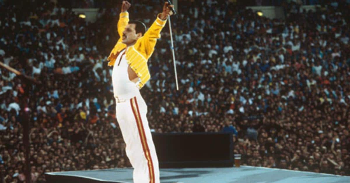 pub viceversa Amasar Los looks de Freddie Mercury que marcaron historia