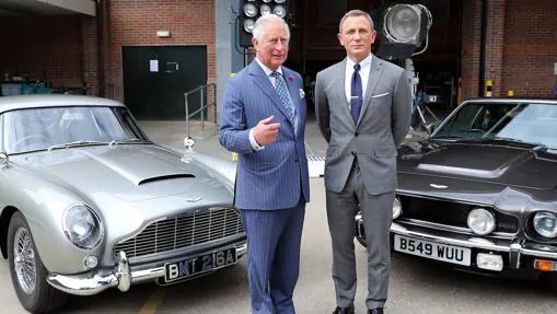 Carlos de Inglaterra junto a Daniel Craig y dos modelos de Bentley.