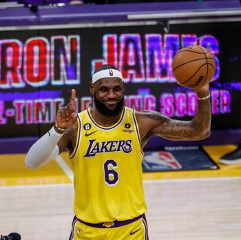 LeBron en un partido de los Lakers