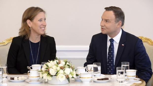 La consejera delegada de YouTube, Susan Wojcicki, con el presidente polaco Andrzej Duda