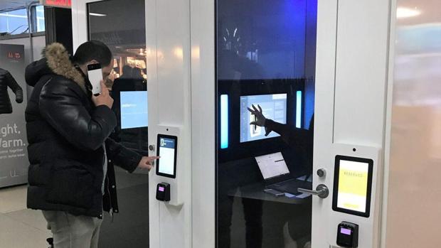 Un viajero entrando en la cabina llamada Jabbrrbox