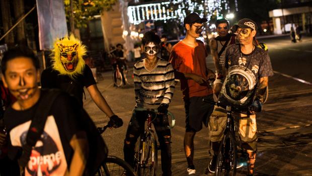 Varias personas con las caras pintadas posan en Myanmar