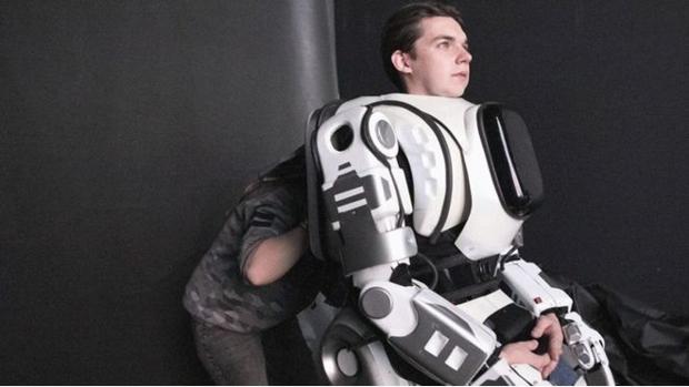 Detalle del hombre disfrazado de robot