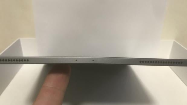 Un usuario demuestra la curvatura de su iPad Pro