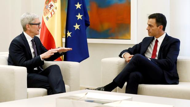 El presidente del Gobierno, Pedro Sánchez, durante su reunión con el director ejecutivo de Apple, Tim Cook