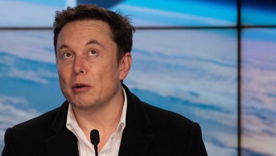 Elon Musk asegura tener listo un microchip cerebral para fusionar el ser humano a un ordenador