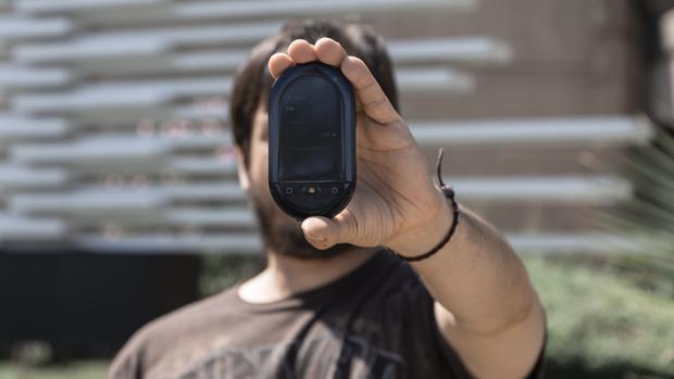 Detalle de Travis, el traductor de bolsillo