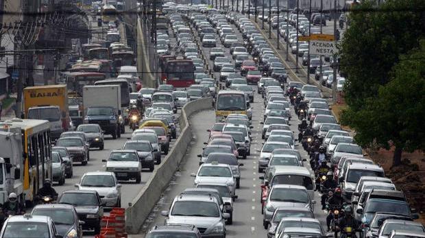 Estas son las «apps» que necesitas para no comerte ningún atasco con el coche este puente
