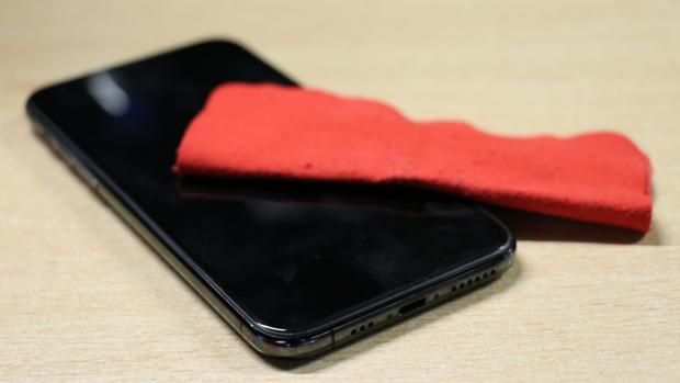 Tu teléfono tiene más suciedad que tu váter: aprende a limpiarlo correctamente