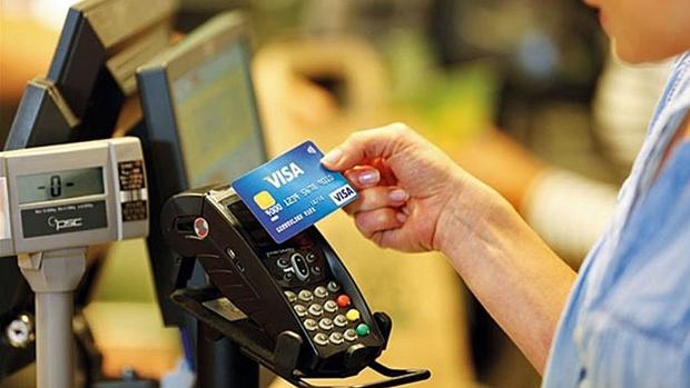 ¿Pueden robarte dinero en el metro o la calle con un datáfono portátil si tienes una tarjeta contactless?