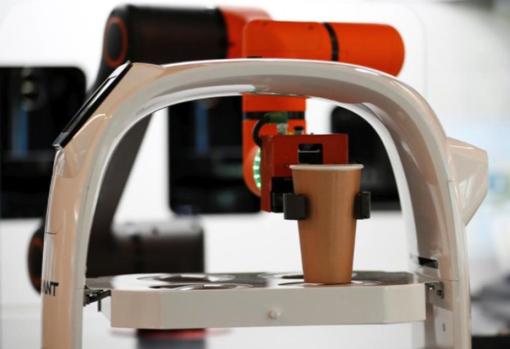 El robot durante la preparación de una bebida