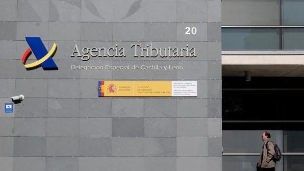 Alertan sobre una ciberestafa en la que suplantan a la Agencia Tributaria para «hackear» dispositivos