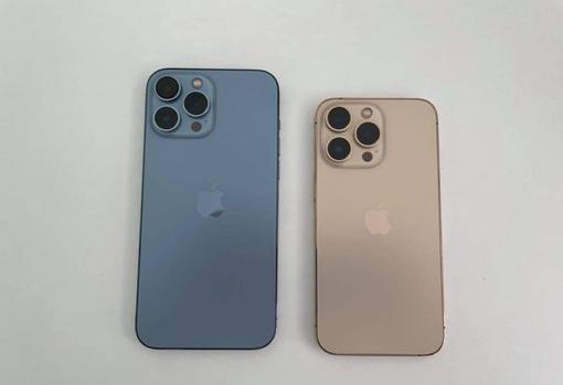 The iPhone 13 Pro Max (on the left) and the iPhone 13 Pro