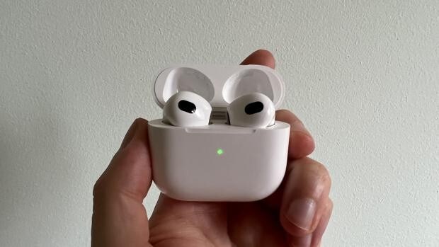 Probamos los AirPods 3: ¿merecen la pena los nuevos auriculares de Apple con sonido espacial?