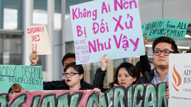 Protestas por el trato recibido por David Dao, quien fue expulsado por la fuerza de un vuelo de United Airlines por la Chicago Aviation Police en el Aeropuerto Internacional O'Hare de Chicago