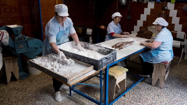 Un grupo de mujeres en plena elaboración de los mazapanes, en Estepa
