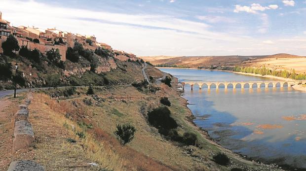 Desde el municipio de Maderuelo se salva el pantano por un puente para llegar a la ermita de la Santa Cruz