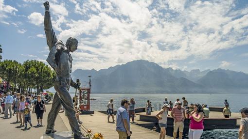 Estatua de Freddie Mercury, junto al lago Lemán