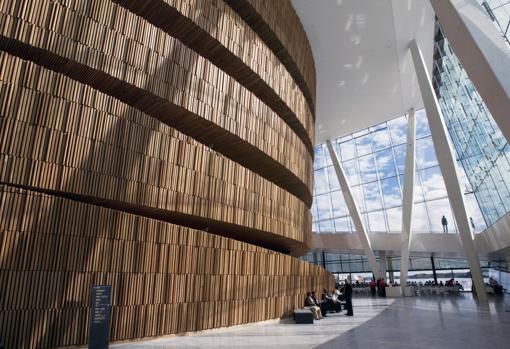 El interior del edificio está construido fundamentalmente con madera de roble