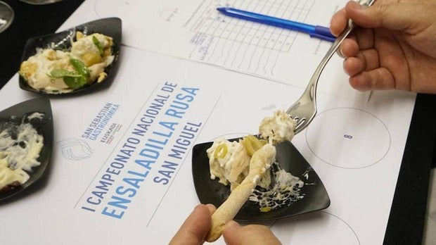 La ensaladilla ganadora en la segunda jornada de San Sebastián Gastronomika, degustada por uno de los miembros del jurado