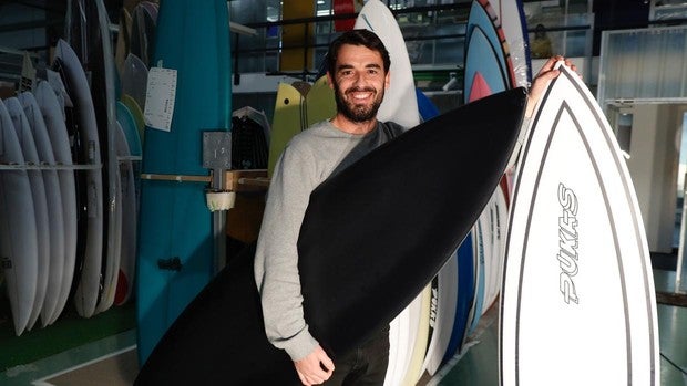 En la imagen el surfista profesional y responsable de calidad de Pukas, Odei Collazo, posa con el modelo presentado al certamen