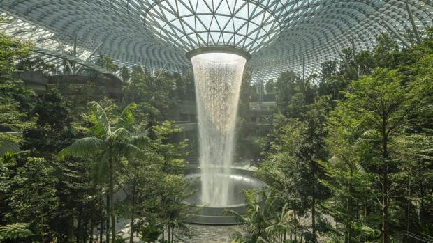 La «joya» del aeropuerto de Singapur: la cascada interior ...