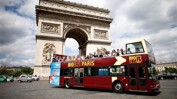 Autobús turístico junto al Arco del Triunfo, en París