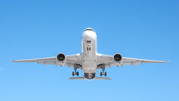 Un Airbus A350 visto desde tierra