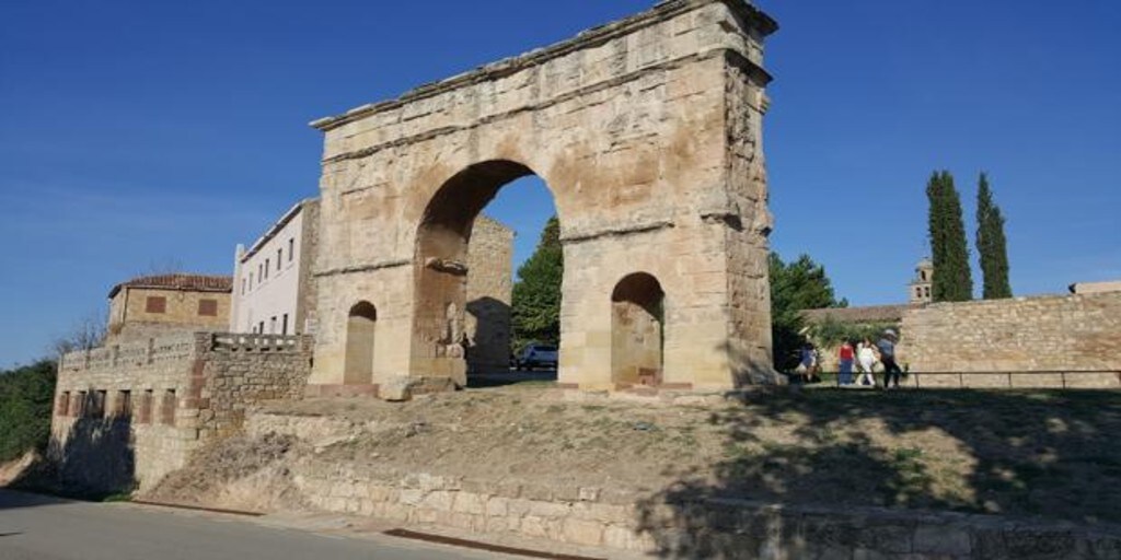 El único arco del triunfo romano con tres vanos que puede verse en España