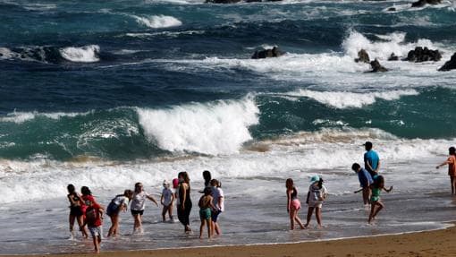 Un grupo de niños disfruta de la playa de A Frouxeira