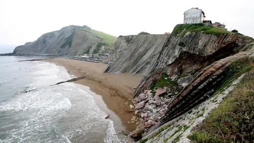 Views of Itzurun beach, in Zumaia (Guipúzcoa), surrounded by cliffs from millions of years ago