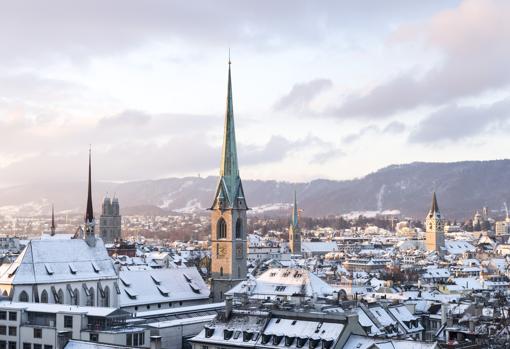 The snowy roofs of Zurich, a bucolic picture of winter