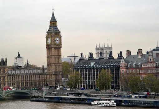 La altura de la torre del reloj es de 96,3 metros