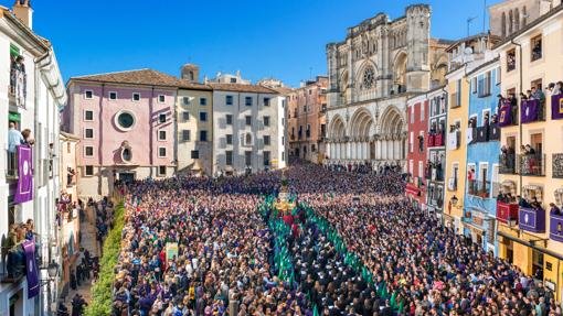 Una multitud contempla el paso de Las Turbas, procesión del Viernes Santo, en la plaza Mayor de Cuenca