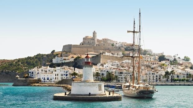 Vista del puerto y el casco histórico de Ibiza